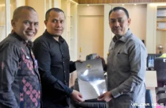 Wakil Bupati Agam, Muhammad Iqbal didampingi Welfizar (Inspektur Daerah) bertukar cenderamata dengan Ketua Tim Pemeriksa BPK Sumbar, Salis Ariza Abdi Hidayat di ruang kerja wakil bupati, Kamis. (humas)