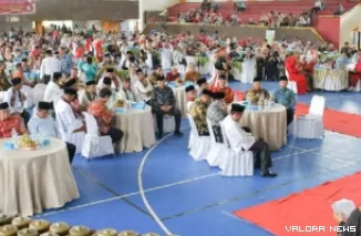 Bupati Agam, Benni Warlis berbaur bersama perantau yang tergabung dalam Kerukunan Keluarga Luhak Agam (KKLA) Sumatera Barat di GOR UNP Padang, Ahad. (humas)