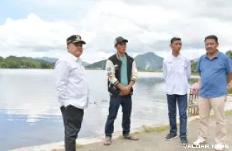 Bupati Agam, Benni Warlis berdialog dengan tokoh masyarakat Nagari Tabek Panjang, terkait pengembangan destinasi wisata Kolam Ikan Sakti Sungai Janiah dan Bukik Batanjua, Ahad. (humas)