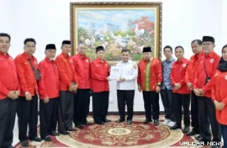 Bupati Agam, Benni Warlis menerima cenderamata dari pengurus Perkab Sumsel, usai pertemuan silaturahmi di rumah dinas bupati, di Lubuk Basung, Rabu. (humas)