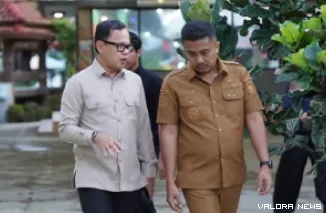 Wagub Sumbar, Vasko Ruseimy berdialog ringan dengan Wamendagri, Bima Arya Sugiarto di Pantai Katapiang, Padang Pariaman sebelum membuka Muskomwil I APEKSI 2025 di Kota Bukittinggi, Senin. (humas)