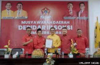 Plt Ketua Depidar III Soksi Sumbar, Aguswanto menyerahkan dukungan tertulis sebagai calon ketua Partai Golkar Sumbar pada Khairunas disaksikan Waketum Depinas Soksi, Erwin Ricardo dan jajaran, di Padang, Sabtu. (mangindo kayo)