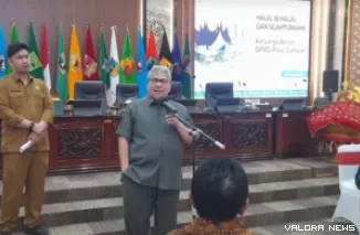Ketua DPRD Sumatera Barat, Muhidi memberikan sambutan pada kegiatan halal bihalal, di ruang sidang utama gedung DPRD Sumbar, Senin. (humas)