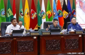 Wakil Ketua DPRD Sumbar, M Iqra Chissa mengetuk palu pengesahan keanggotaan Pansus RPJMD Sumbar 2025-2029 dalam rapat paripurna, Rabu. (humas)
