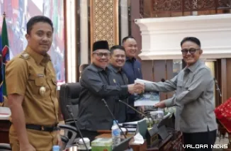 Ketua DPRD Sumbar, Muhidi disaksikan Wagub Sumbar, Vasko Ruseimy dan para wakil ketua DPRD, menerima hasil pembahasan Ranwal RPJMD 2025-2029 dari Ketua Pansus, Indra Catri pada rapat paripurna, Selasa. (humas)