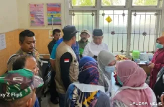 Wabup Agam, Muhammad Iqbal bersama Sekda Agam, Edi Busti di Puskesmas Tiku melihat dua pelajar yang tenggelam di Pantai Tiku, Ahad pagi. (humas)