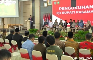 Gubernur Sumbar, Mahyeldi melantik Kabiro Umum Setdaprov Sumbar, Edy Dharma Syafni sebagai Pjs Bupati Pasaman, di auditorium gubernuran, Ahad pagi. (humas)