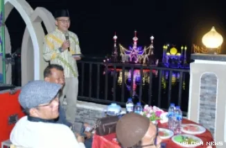 Plt Asisten II Setda Agam, Welfizar membuka Festival Rakik Hias di Sungai Tampang, Nagari Tanjung Sani, Kecamatan Tanjung Raya, Rabu malam. (humas)