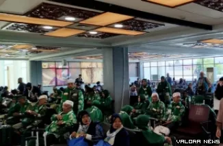 Penumpang di terminal keberangkatan BIM yang dipenuhi jemaah umroh pada Kamis. (humas)