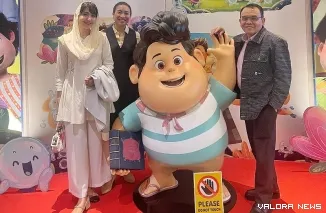 Anggota Komisi VII DPR RI, Novita Hardini dan keluarga, foto bersama usai nonton bareng film animasi Jumbo di salah satu bioskop di Jakarta, Rabu. (humas)