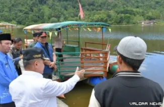 Bupati Agam, Benni Warlis kunjungi objek wisata Tarusan Kamang, Aha. Dikesempatan itu, dia meminta geosite unik ini dikemas ulang sehingga jadi magnet berkunjung wisatawan. (humas)