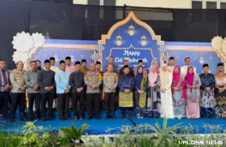 Gubernur Riau, Abdul Wahid bersama Kapolda Irjen Pol Herry Heryawan dan ribuan warga, foto bersama di kegiatan open house Idul Fitri 1446 H hari terakir di rumah dinas wali kota Pekanbaru, Rabu. (humas)