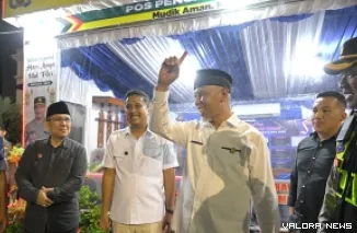 Gubernur Sumbar, Mahyeldi didampingi Kapolda Sumbar Irjen Pol Gatot Tri Suryanta dan jajaran, meninjau Posko Pengamanan (PAM) Lebaran 2025 di Kota Padang, Ahad (30/3/2025) malam. (humas)