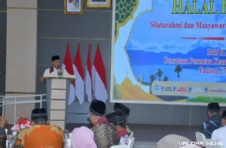 Bupati Agam, Benni Warlis memberikan sambutan pada kegiatan halal bihalal Persatuan Perantau Kenagarian Maninjau (PPKM) Kota Padang di auditorium gubernuran, Ahad. (humas)