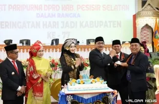 Bupati Hendrajoni dan Dr Era Sukma Munaf (mewakili Gubernur Sumbar/ pernah Pj Bupati Pessel), berjabat tangan di Perayaan HJK Pessel ke 77 di Painan, Selasa (15/4/2025). FOTO: Dok Bagian Prokopim Pemkab Pessel