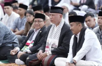 Gubernur Sumbar, Mahyeldi bersama Vasko Ruseimy (Wagub), Muslim M Yatim (senator DPD RI Dapil Sumbar) berbaur bersama jemaah shalat Idul Fitri di halaman kantor gubernur Sumbar, Senin pagi. (humas)