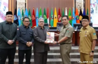 Ketua DPRD Sumbar, Muhidi didampingi wakil ketua, Nanda Satria dan Evi Yandri menyerahkan laporan hasil reses pada pemerintah pada rapat paripurna, Selasa. (humas)