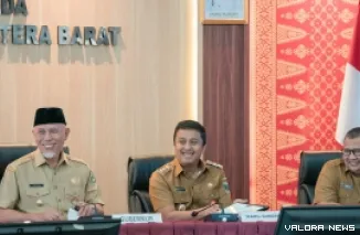 Gubernur Sumbar, Mahyeldi bersama Vasko Ruseimy (Wagub) dan Medi Iswandi (Kepala Bappeda) dalam satu forum rapat, beberapa waktu lalu. (humas)