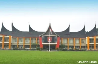 Kantor bupati Agam di Lubuk Basuang dilengkapi time signal pengingat waktu shalat berbahasa Minang dan Indonesia. (humas)