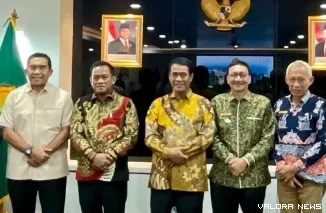 Ki-Ka: Bupati Semelue Mohammad Nasrun Mikaris, Bupati Luwu Patahudding, Menteri Pertanian Andi Amran Sulaiman, Bupati Pesisir Selatan Hendrajoni dan Sekda Pessel Mawardi Roska di Kementerian Pertanian. FOTO: Dok Prokopim Setkab Pessel