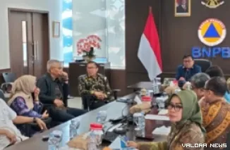 Sestama BNPB, Rustian memimpin rapat persiapan kunjungan kepala BNPB ke Sumatera Barat bersama Pj Sekdaprov Sumbar, Yozawardi di Graha BNPB, Jakarta, Selasa. (humas)