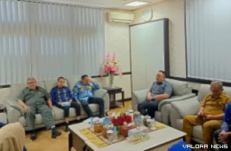 Ketua DPRD Sumbar, Muhidi didampingi para wakil ketua, menerima Ketua KI Sumbar, Musfi Yendra dan rombongan, yang menyerahkan penyerahan laporan hasil monitoring keterbukaan informasi publik tahun 2024, Senin. (humas)