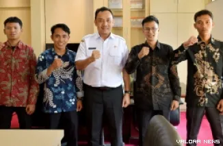 Wabup Agam, Muhammad Iqbal foto bersama dengan pengurus Korwil SEMMI Sumatera Barat usai audiensi tentang pelaksanaan kongres nasional ke-7, di ruang kerja wakil bupati, Rabu. (humas)