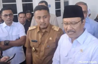 Wakil Gubernur (Wagub) Sumatera Barat, Vasko Ruseimy dampingi Mensos) RI, Syaifullah Yusuf usai pertemuan dengan Pilar-Pilar Sosial Sumbar di auditorium istana gubernuran, Selasa. (humas)