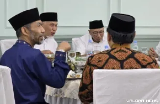 Gubernur Sumbar, Mahyeldi penuhi undangan jamuan makan siang dari Gubernur Sumbar, Rahmat Mirzani Djausal di Lampung, Jumat. (humas)