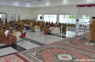 Bupati Agam, Benni Warlis memberikan arahan tentang peningkatan kualitas kerja pada kegiatan silaturahmi di Balairong Rumah Dinas Bupati Agam, Padang Baru, Lubuk Basung, Selasa pagi. (humas)