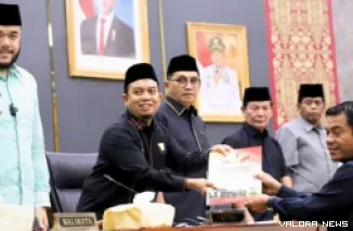 Ketua DPRD Padang, Muharlion menerima laporan Pansus terkait Laporan Keterangan Pertanggungjawaban (LKPj) Walikota Padang Tahun 2024 dalam rapat paripurna, Kamis. (humas)