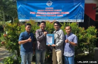 Ketum DPP PJS, Mahmud Marhaba saat mengabadikan penyerahan SK DPD PJS kepada Pengurus Provinsi Jambi, Jumat (18/4/2025). (istimewa)