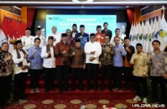 Gubernur Sumbar, Mahyeldi bersama gubernur Jambi dan pengurus perantau Minang Jambi, foto bersama usai pertemuan di kantor gubernur Jambi, 16 April 2025. (humas)