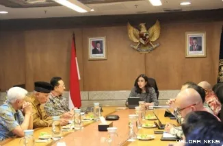 Menteri Pariwisata RI, Widiyanti Putri Wardhana berdialog dengan Gubernur Sumbar, Mahyeldi beserta jajaran, didampingi Irman Gusman (senator DPD asal Sumbar) di Jakarta, Selasa. (humas)
