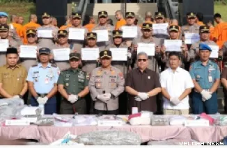 Ketua DPRD Sumbar, Muhidi bersama Irjen Pol Gatot Tri Suryanta (Kapolda) beserta jajaran, foto bersama usai paparan pengungkapkan kasus narkoba sepanjang Januari hingga April 2025 di Mapolda Sumbar, Selasa. (humas)