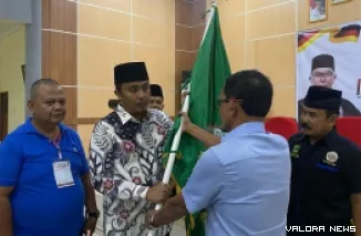 Ketua IPSI Sumbar terpilih, Vasko Ruseimy menerima pataka organisasi pencak silat itu, usai meraih 15 dukungan pengurus cabang pada Musprovlub di Padang, Sabtu. (humas)