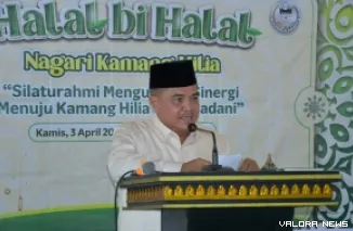 Bupati Agam, Benni Warlis memberikan sambutan pada kegiatan Halal Bihalal masyarakat dan perantau Nagari Kamang Hilia di Masjid Wustha Ampang, Kecamatan Kamang Magek, Kamis. (humas)