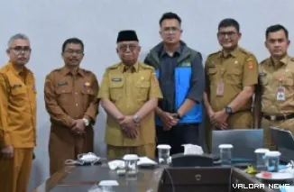 Sekda Agam, Edi Busti foto bersama usai pemaparantentang Geopark Ngarai Sianok-Maninjau pada seleksi nasional UNESCO Global Geopark (UGGp) tahun 2025, Senin. (humas)
