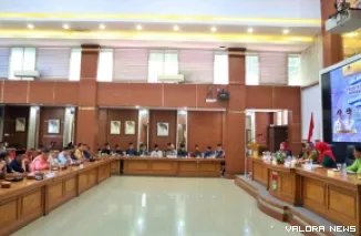 Wako Bukittinggi, Ramlan Nurmatias beserta Pemkab Agam, Niniak Mamak dan lainnya, pimpin rapat pembentukan panitia Pacu Kuda Wisata Derby Bukittinggi-Agam Tahun 2025 di Aula Balai Kota Bukittinggi, Kamis. (humas)