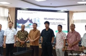 Wakil Ketua Pansus I DPRD Jambi, Zulkifli Linus dan anggota, foto bersama dengan Ketua Tim Pakar DPRD Sumbar, M Nurnas usai dialog di ruang khusus I, Kamis. (humas)