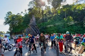 Bupati Hendrajoni (tengah) terlihat ikut dan berbaur dengan pesepeda lain di ajang Fun Bike Festival Langkisau 2025. FOTO: Dok Balai Jurnalis Kabupaten Pesisir Selatan