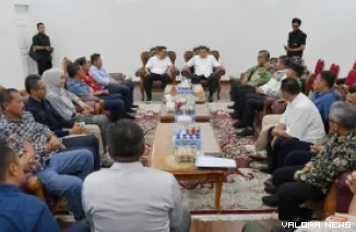 Bupati Agam, Benni Warlis dan Ramlan Nurmatias (Wako Bukittinggi) dan jajaran, gelar rapat persiapan perhelatan Open Race Pacu Kuda tahun 2025 di kediaman Wako Bukittinggi, Ahad. (humas)