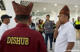 Wagub Sumbar, Vasko Ruseimy didampingi Kadishub Sumbar, Dedy Dialantoni, meninjau terminal BIM pada implementasi penggunaan Bahasa Minang pada pengumuman kedatangan dan keberangkatan penerbangan, beberapa waktu lalu. (humas)