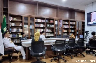 Gubernur Sumbar, Mahyeldi didampingi sejumlah staf, mengikuti peringatan Hari Otonomi Daerah (Otda) ke-29 tahun 2025 yang dipusatkan di Balikpapan Sport and Convention Center (BSCC) Dome, Kalimantan Timur (Kaltim), Jumat. (humas)