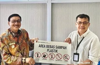 Bupati Hendrajoni dan Direktur Pengelolaan Sampah, di bawah Ditjen PSLB3 Kementerian Lingkungan Hidup dan Kehutanan RI, Novrizal Tahar, di Jakarta, Senin (21/4/2025). FOTO: Dok Bagian Prokopim Pemkab Pessel