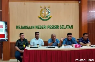 Ki-Ka: Kasi Pemulihan Aset & Pengelolaan Barang Bukti Tigor Apred Zenegger, Kasi Intelijen Dede Mauladi, Kajari Pessel Muhammad Jafli, Kasi Pidsus Abrinaldy Anwar, dan Kasi Pidum Rizky Al Ikhsan, FOTO: tusrisep