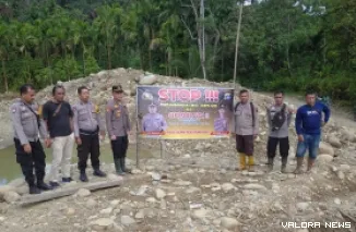 Kepala Polsek Talamau, Iptu Donal bersama wali nagari Sinuruik dan tokoh masyarakat, foto bersama di lokasi PETI di Nagari Sinuruik, Kecamatan Talamau, Sabtu. (robbi irwan)