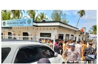 Bupati Pesisir Selatan Hendrajoni (pakai topi paling kanan) meresmikan operasional Dapur MBG di Kecamatan Bayang, Senin (28/4/2025). FOTO: tusrisep