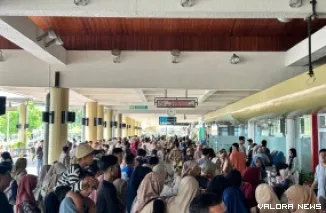 Penumpang jasa bandara memadati Curbside Terminal BIM pada Jumat kemarin. Tercatat, jumlah penumpang mencatatkan rekor baru. (humas)