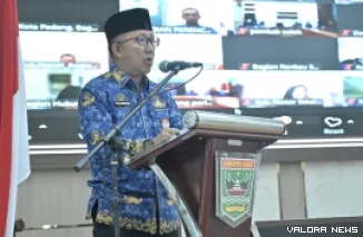 Sekdaprov Sumbar, Yozawardi Usama Putra memberikan arahan pada rapat forum perangkat daerah untuk penajaman Renstra Sekretariat Daerah Provinsi dan Kabupaten/Kota se-Sumbar di aula kantor gubernur, Kamis. (humas)
